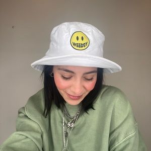 Weedsy white bucket hat